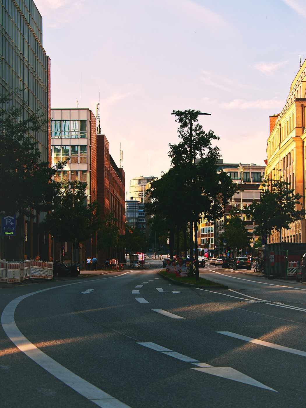 Architekturfotografie einer modernen Stadtstraße im Abendlicht mit urbanen Linien, Perspektiven und Atmosphäre.