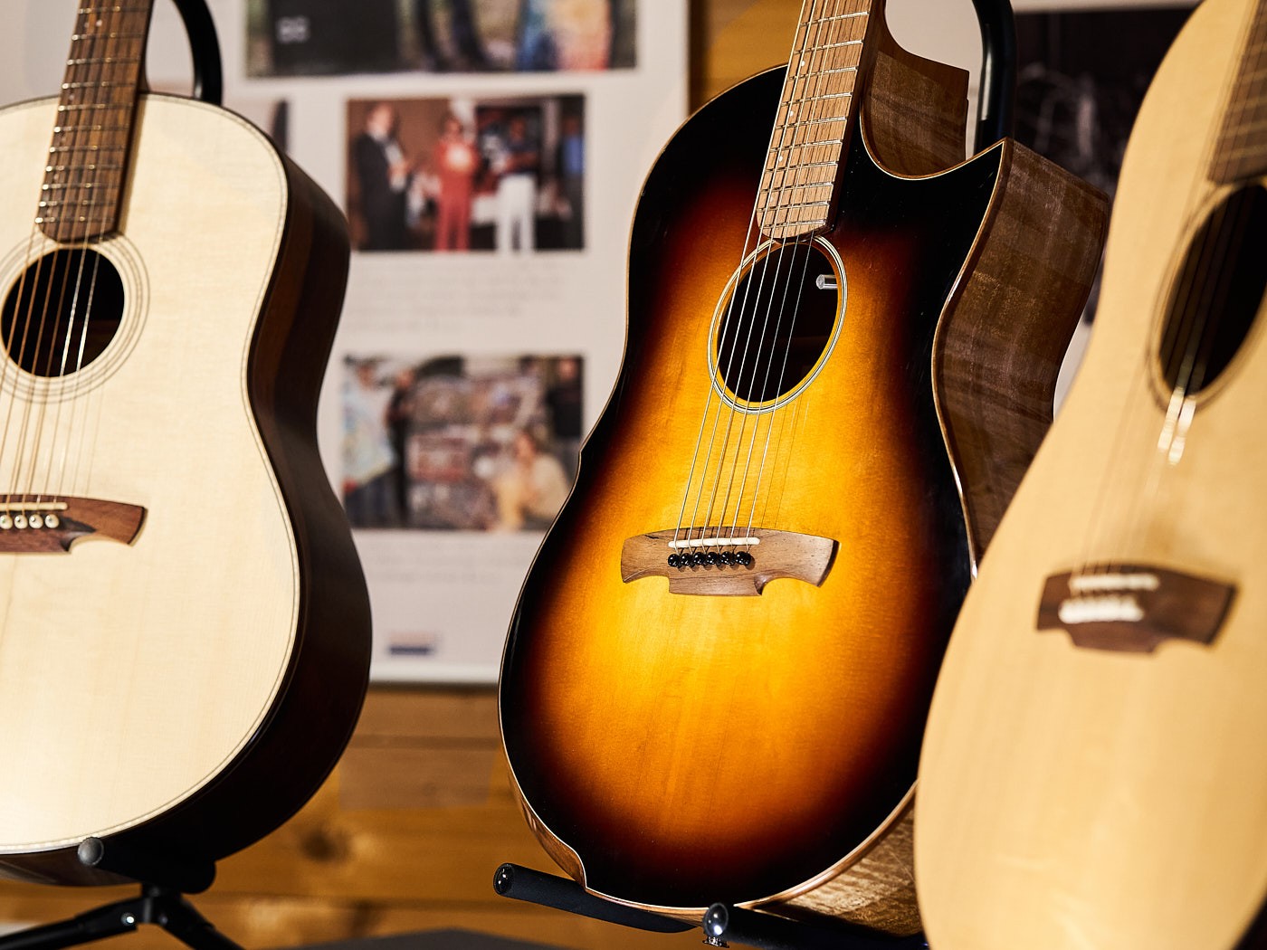 Detailaufnahme handgefertigter Akustikgitarren bei einer Ausstellung – Eventfotografie mit Fokus auf Instrumentenbau und Design.