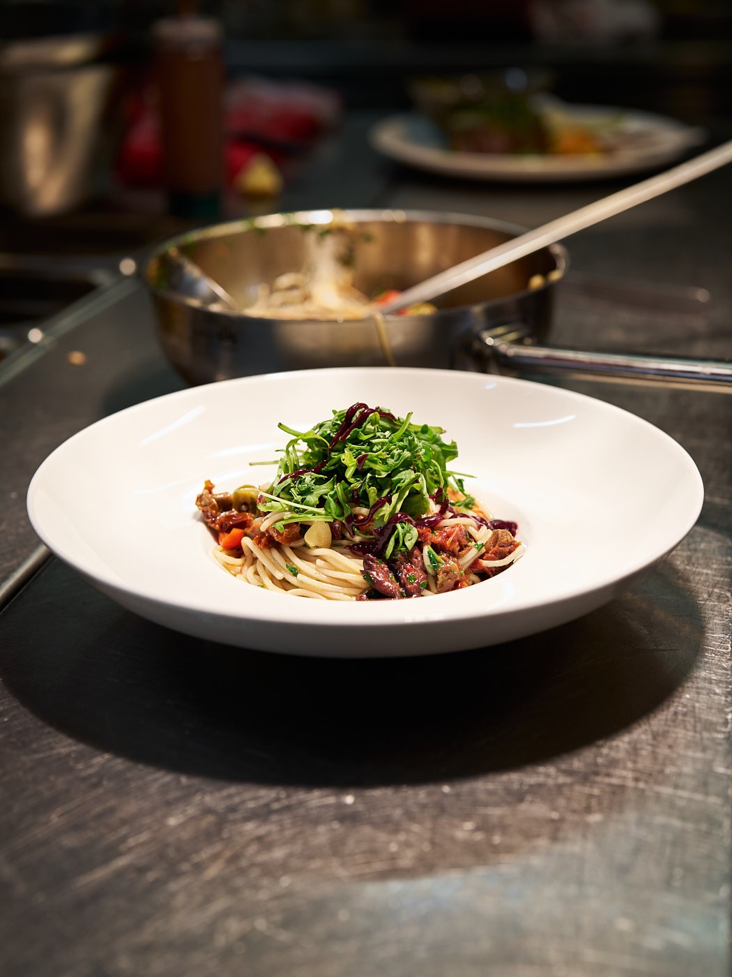 Hochwertige Foodfotografie modern angerichtet im Restaurant, natürliches Licht und stilvolles Styling für Gastronomie Marketing