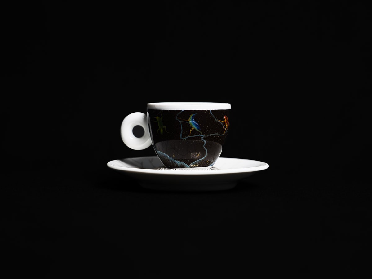 Stilvolle Produktfotografie einer Espressotasse mit Untertasse auf schwarzem Hintergrund, dramatisches Licht und edles Design