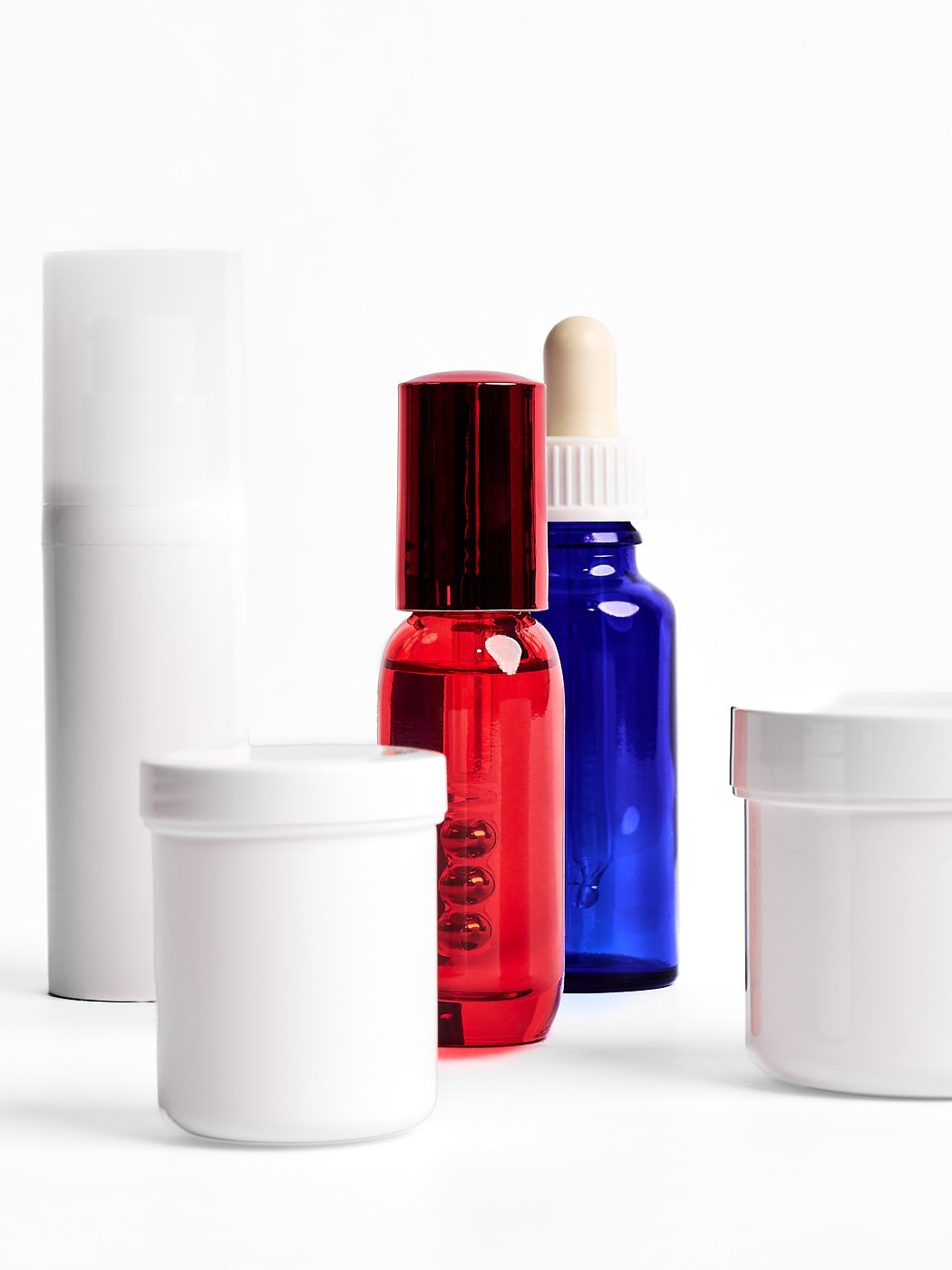 Produktfotografie von Kosmetikverpackungen im Studio mit klarer Lichtführung, hoher Detailtreue und modernem Look.