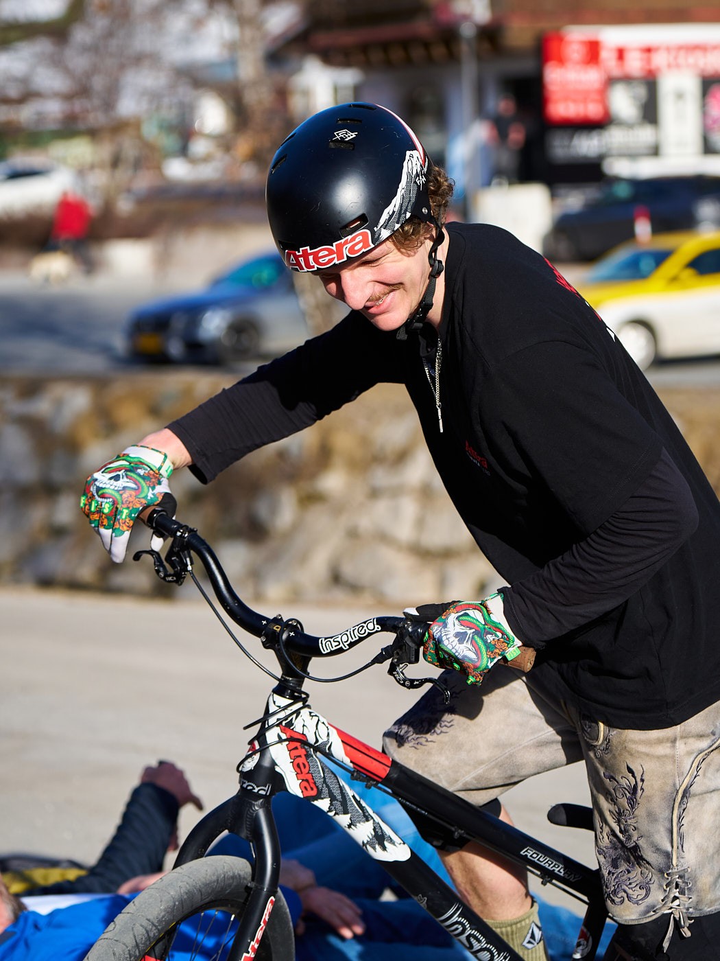Mountainbike-Portrait eines Trial-Bikers im Sonnenlicht mit selektiver Schärfe und authentischer Sportfotografie.