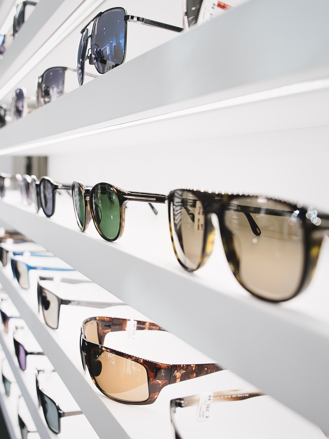 Professionelle Produktfotografie von Designerbrillen im Optikergeschäft mit selektiver Schärfe und moderner Bildsprache.