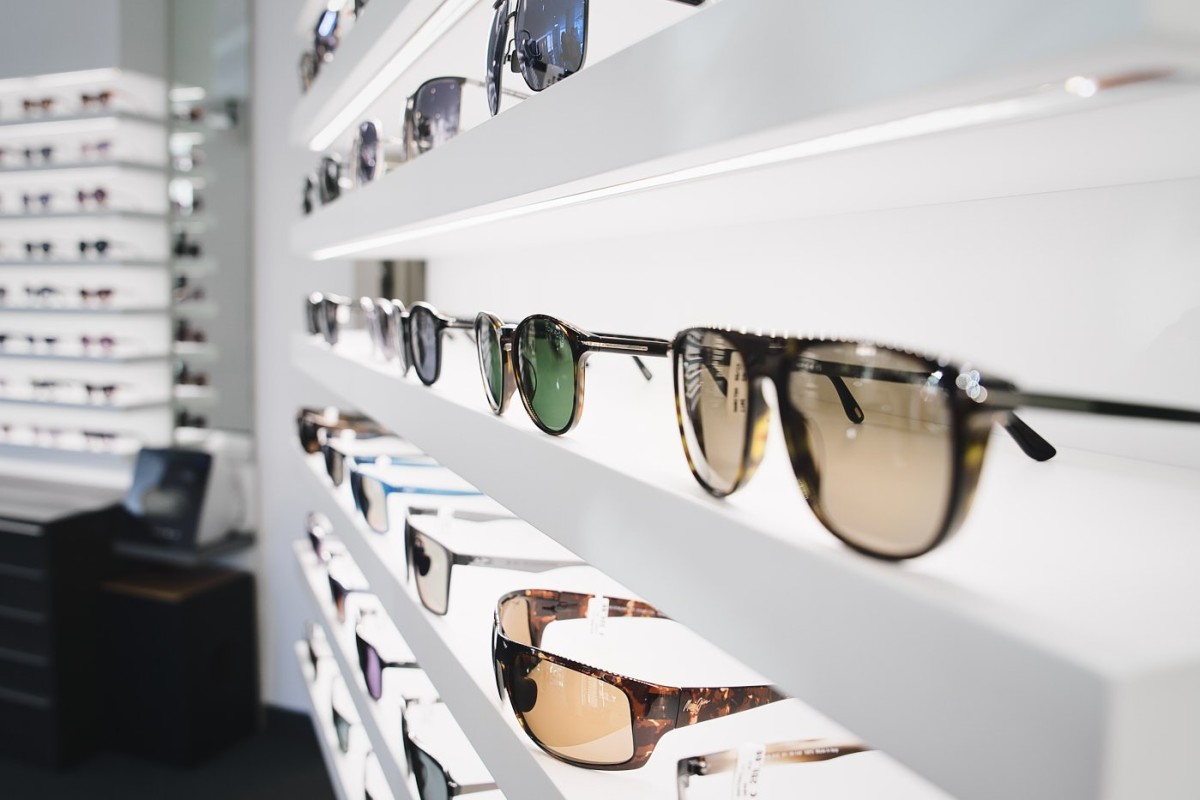 Professionelle Produktfotografie von Designerbrillen im Optikergeschäft mit selektiver Schärfe und moderner Bildsprache.