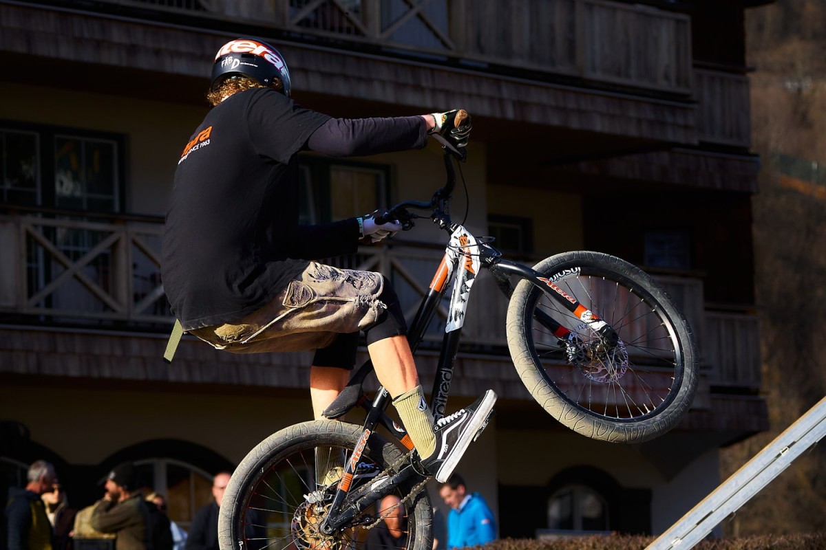 Dynamische Trial-Bike-Actionfotografie eines Mountainbikers beim Sprung mit natürlichem Licht und präzisem Timing.