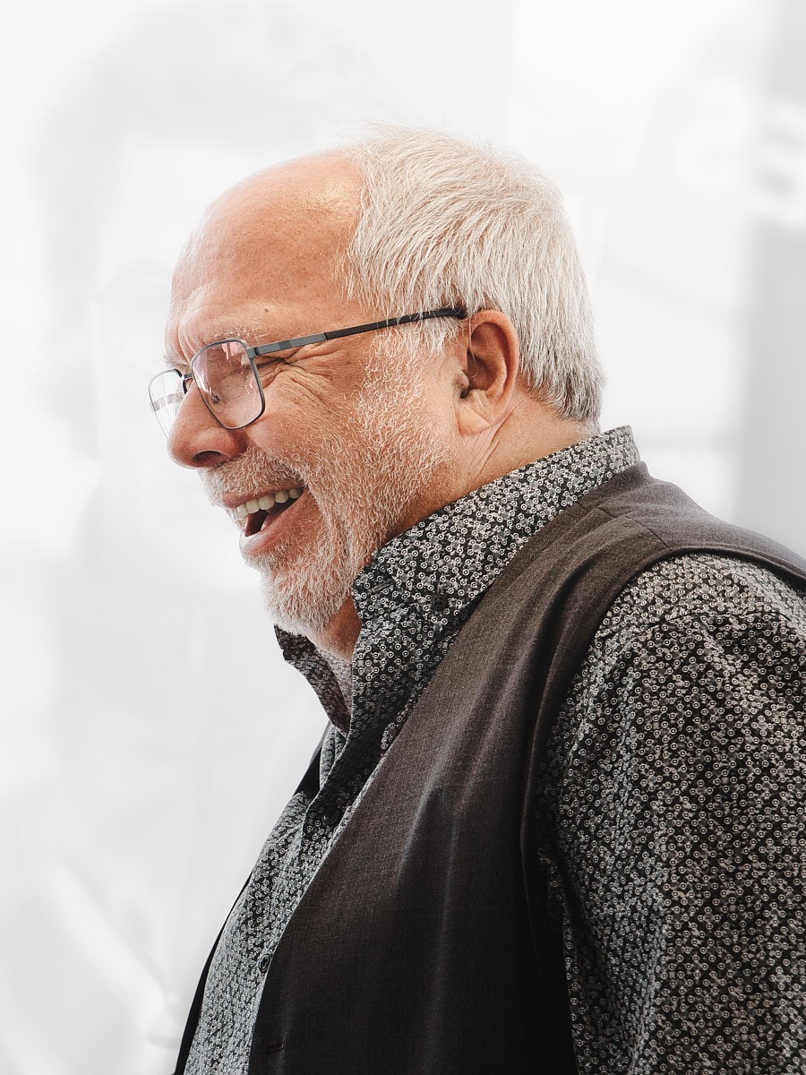 Mitarbeiterfoto eines Optikers mit Brille im Portrait – authentische Aufnahme aus dem Arbeitsalltag in der Augenoptik.