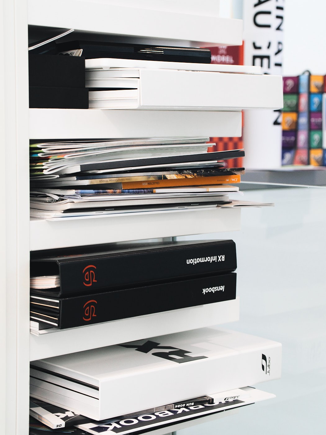 Authentische Imagefotografie eines modernen Showrooms mit Designmagazinen und Materialmustern, kreatives Ambiente für Markenauftritt