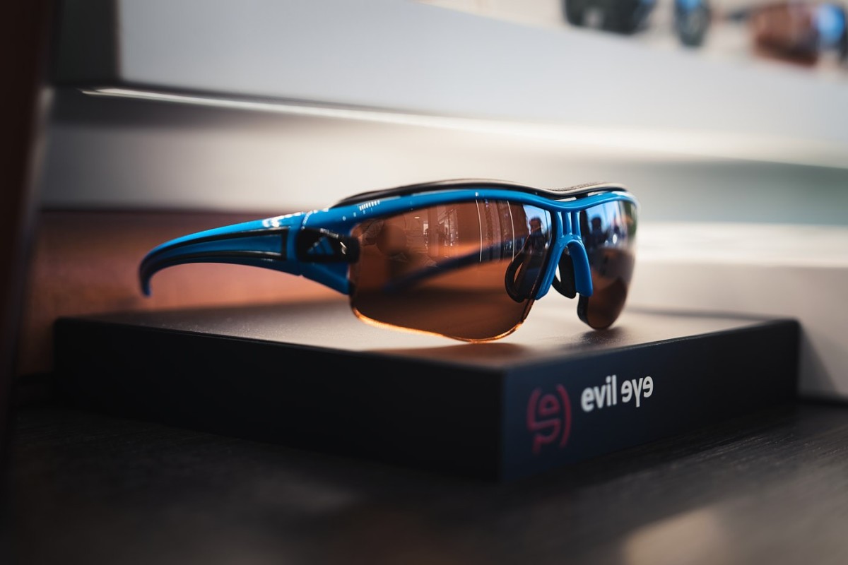 Produktfotografie einer Sportbrille im Optikergeschäft mit selektiver Schärfe, Lichtreflexen und modernem Design.