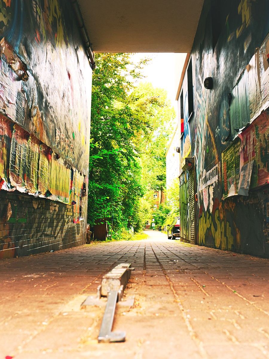 Urbaner Hinterhof mit Street Art und Graffiti zwischen Gebäuden in Hamburgs kreativer Kulturszene.