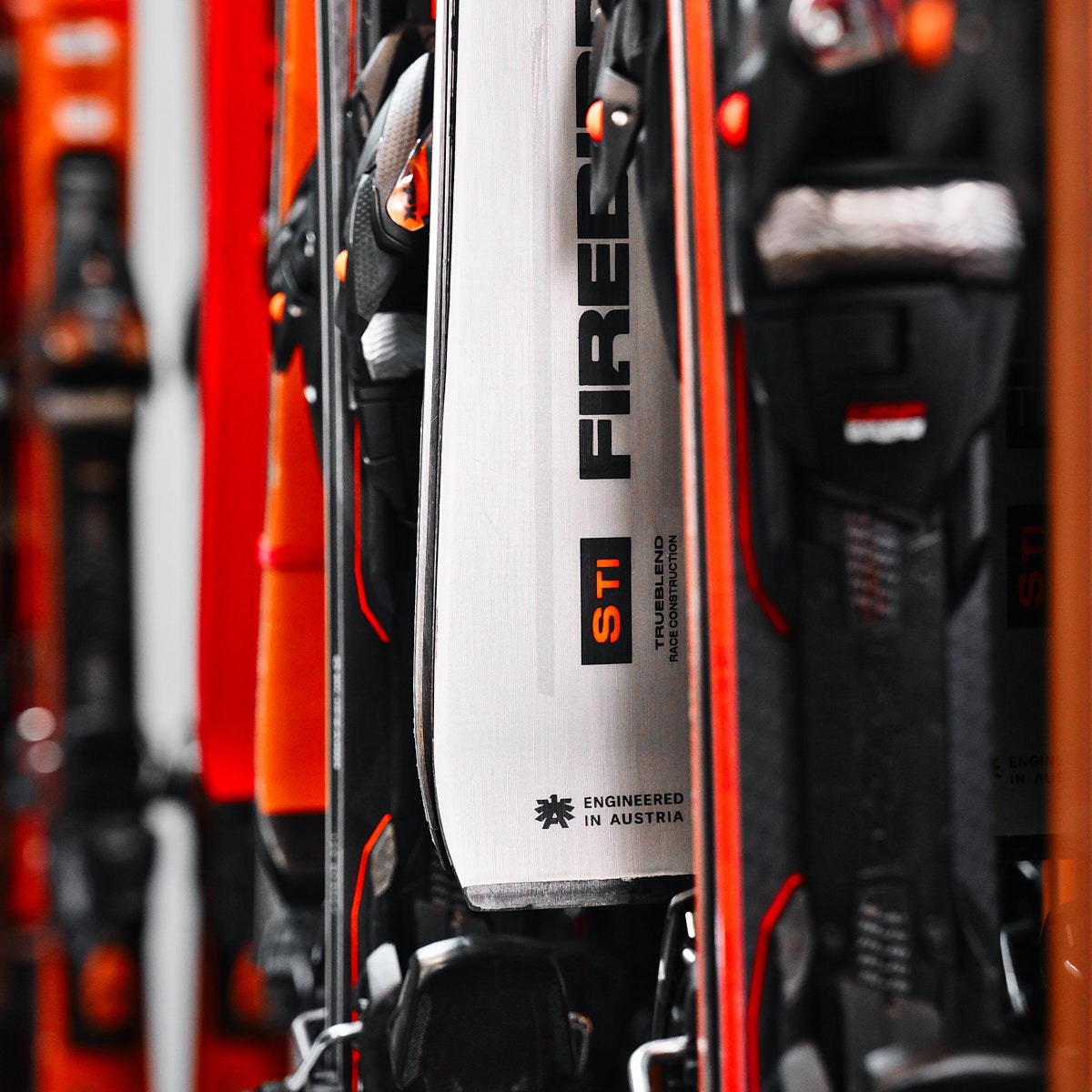Dynamische Imagefotografie moderner Ski im Verleihsystem, sportliches Detail im Outdoor Store für Wintersport Branding