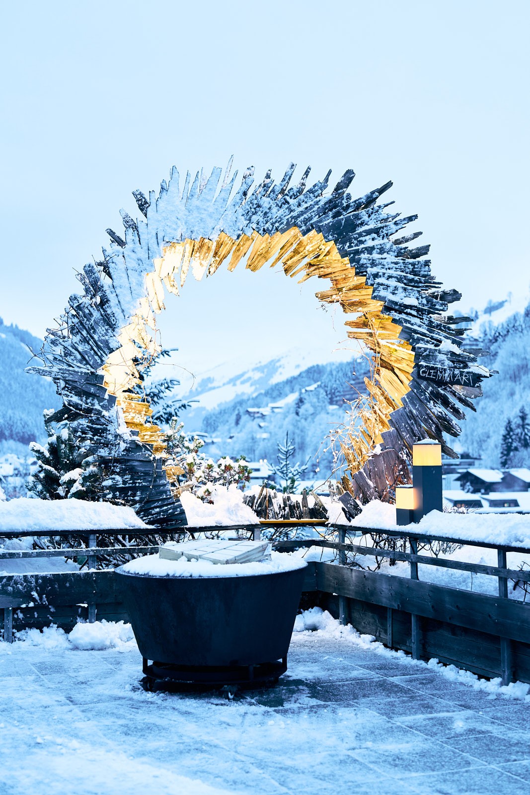 Winterliche Wellness- und Hotelatmosphäre mit stilvollem Design und alpinem Panorama – Tourismusfotografie mit Charakter.