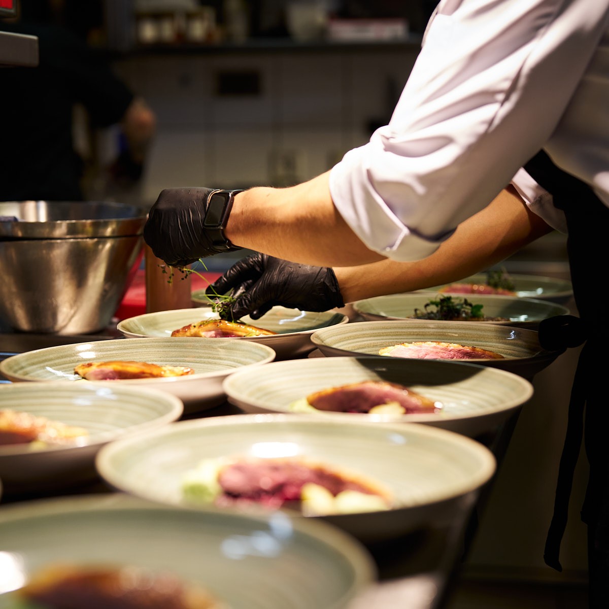 Präzision, Qualität und Leidenschaft in der Küche – authentische Gastronomiefotografie aus dem Fine-Dining-Bereich.