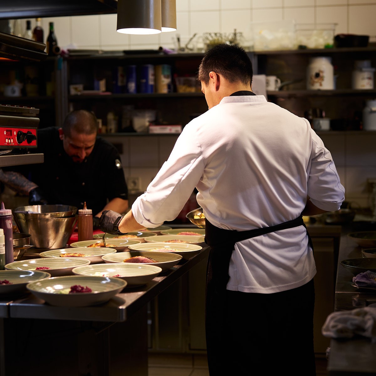 Professionelle Küchenabläufe und präzises Anrichten im Fine Dining – authentische Fotografie für Gastronomie und Hotellerie.