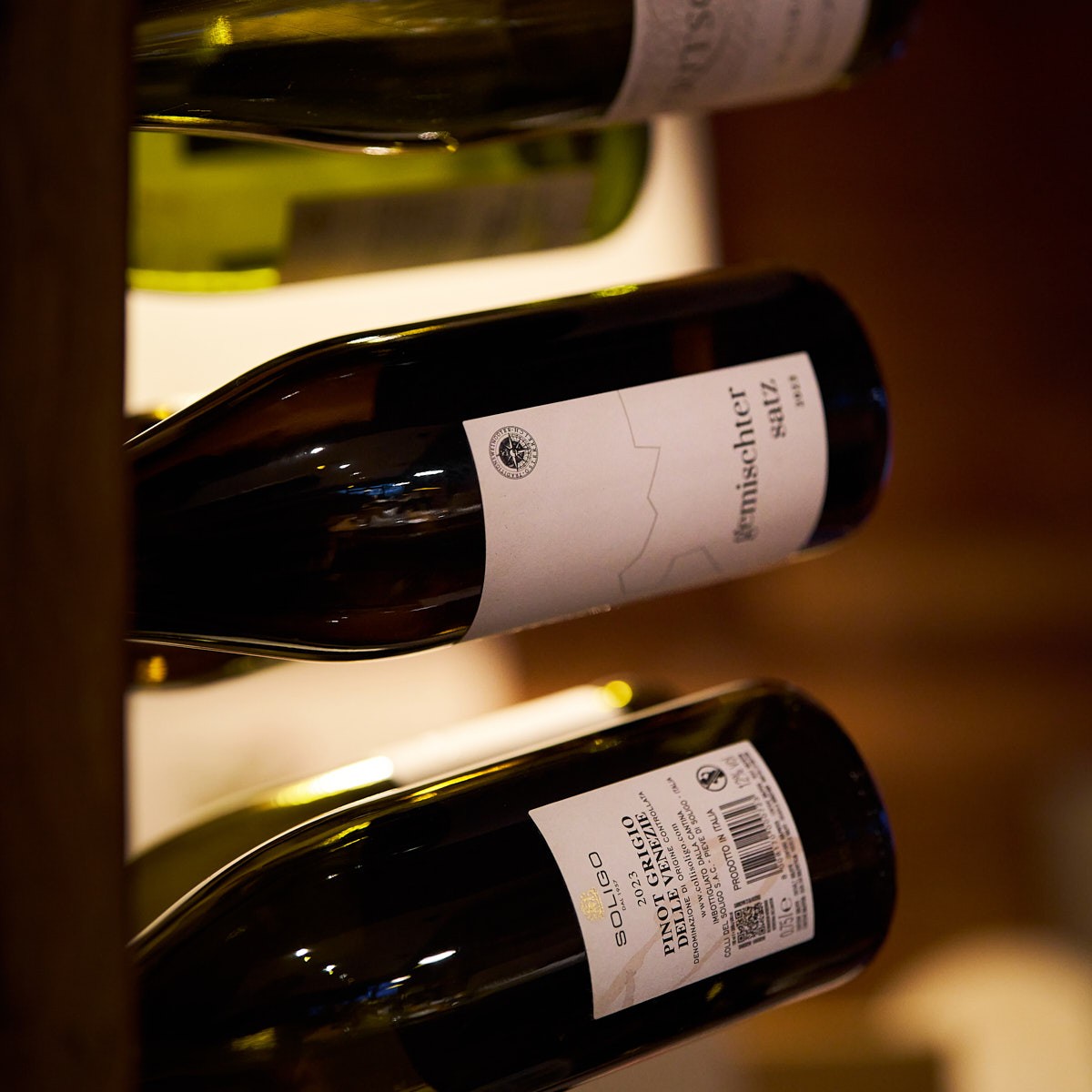 Stimmungsvolle Weinpräsentation mit edler Auswahl und warmem Ambiente – Hotellerie- und Gastronomiefotografie.