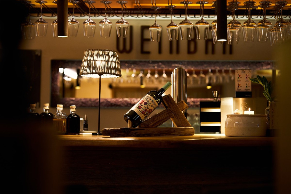 Atmosphärische Bar- und Restaurantaufnahme im Hotel – Businessfotografie für Hotellerie, Gastronomie und Innenraumdarstellung.