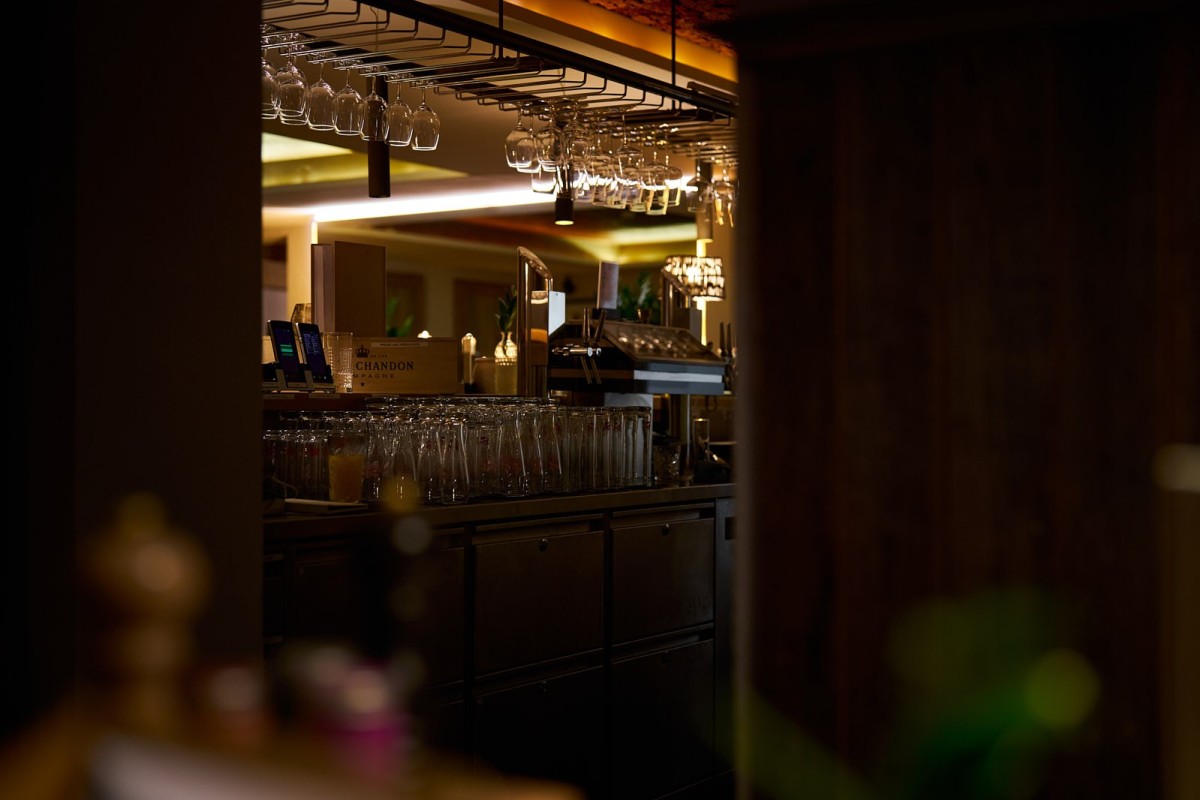 Stimmungsvolle Barfotografie mit warmem Licht und modernem Ambiente für Hotels, Restaurants und Lounges.