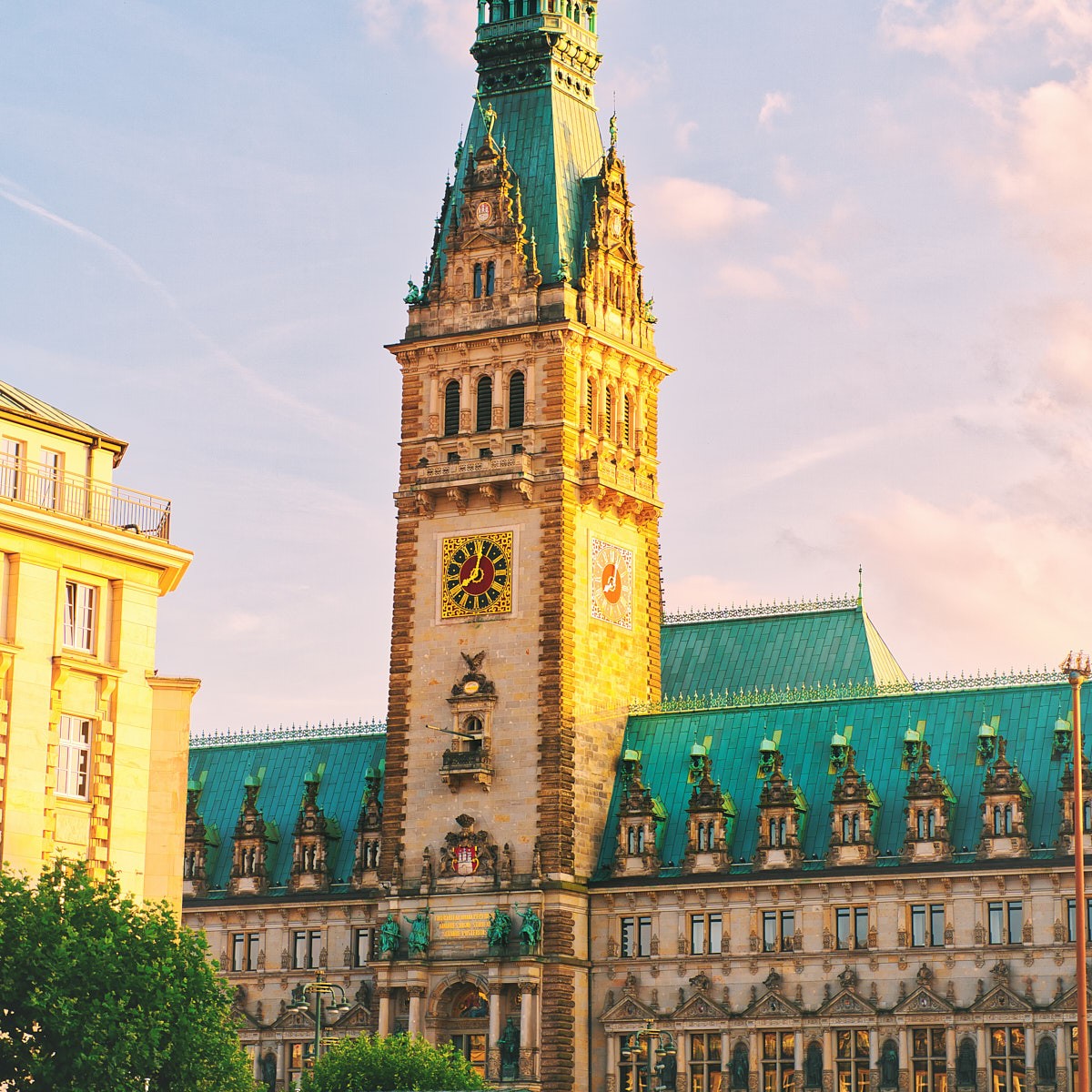Kulturfotografie des Hamburger Rathauses im Abendlicht mit historischer Architektur und markantem Uhrturm.