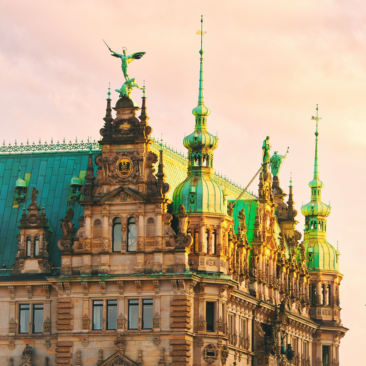 Historische Architektur und Kulturfotografie eines prachtvollen Gebäudes im warmen Abendlicht in Hamburg.