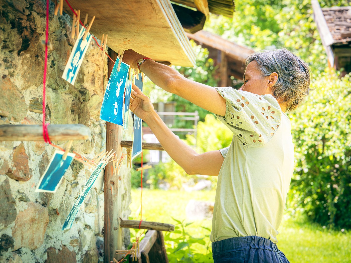 Künstlerische Outdoor-Ausstellung mit kreativer Präsentation im kulturellen und touristischen Umfeld.