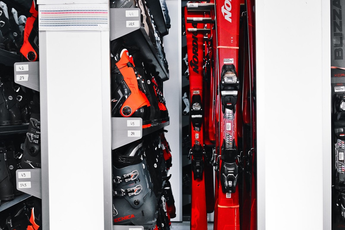 Modernes Ski-Depot mit hochwertiger Ausrüstung und effizienter Organisation für professionelle Wintersportbetriebe.