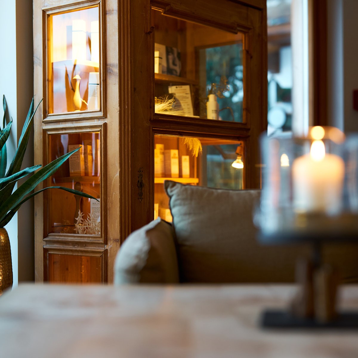 Gemütlicher Hotelbereich mit warmem Licht und alpinem Design – authentische Tourismusfotografie für Wellness und Erholung.