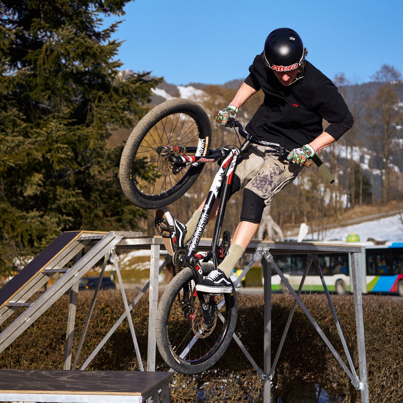 Actionfotografie eines MTB-Trial-Fahrers beim Sprung auf Hindernissen, dynamisch und gestochen scharf festgehalten.