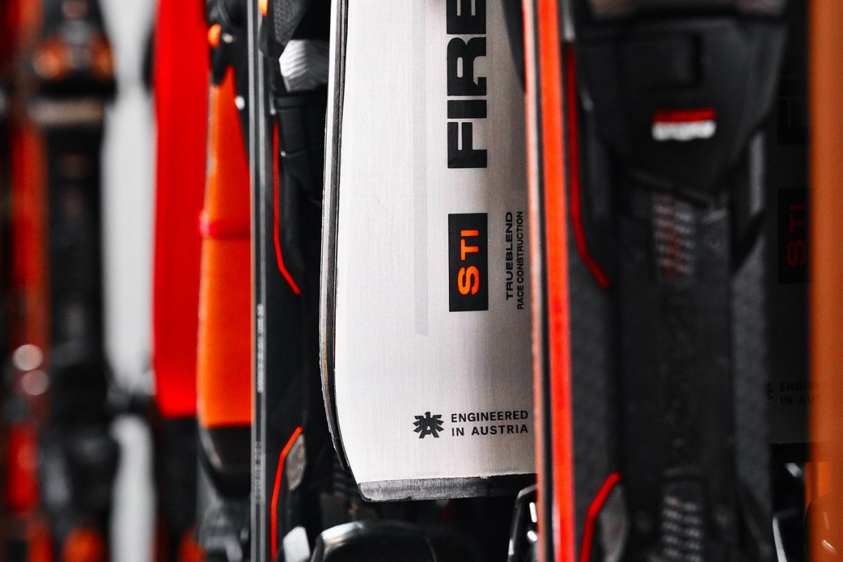Detailaufnahme moderner Skiausrüstung – hochwertige Technik und professionelles Equipment für den Wintertourismus.
