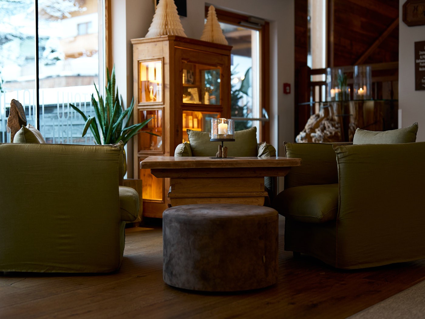 Gemütlicher Lounge-Bereich in einem Hotel mit warmem Licht und alpinem Ambiente – Tourismusfotografie für Hotellerie.