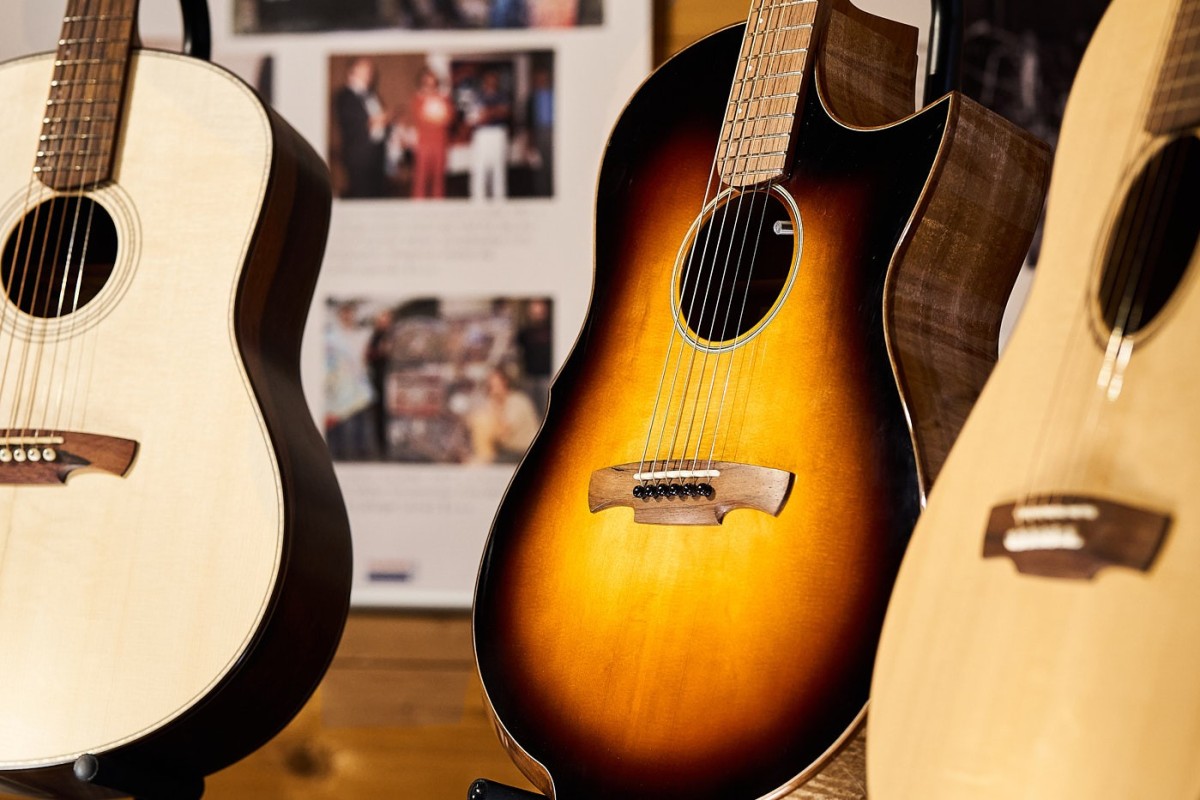 Detailaufnahme handgefertigter Akustikgitarren bei einer Ausstellung – Eventfotografie mit Fokus auf Instrumentenbau und Design.