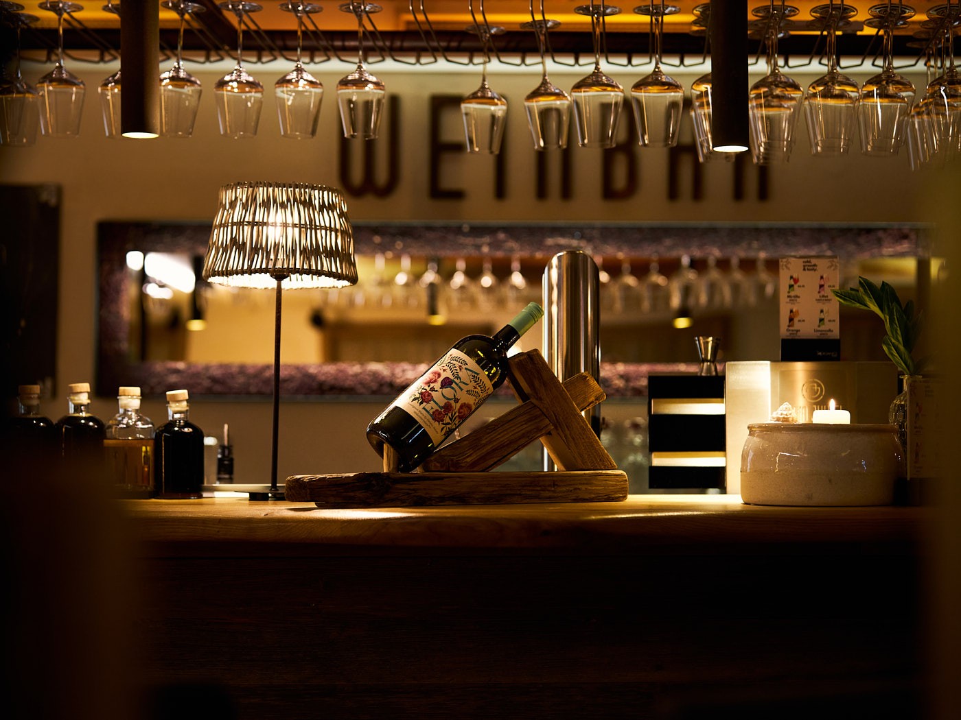 Atmosphärische Bar- und Restaurantaufnahme im Hotel – Businessfotografie für Hotellerie, Gastronomie und Innenraumdarstellung.
