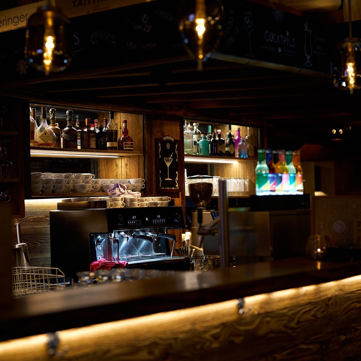 Stimmungsvolle Bar- und Loungeaufnahme in der Hotellerie – Businessfotografie für Gastronomie, Ambiente und Innenarchitektur.