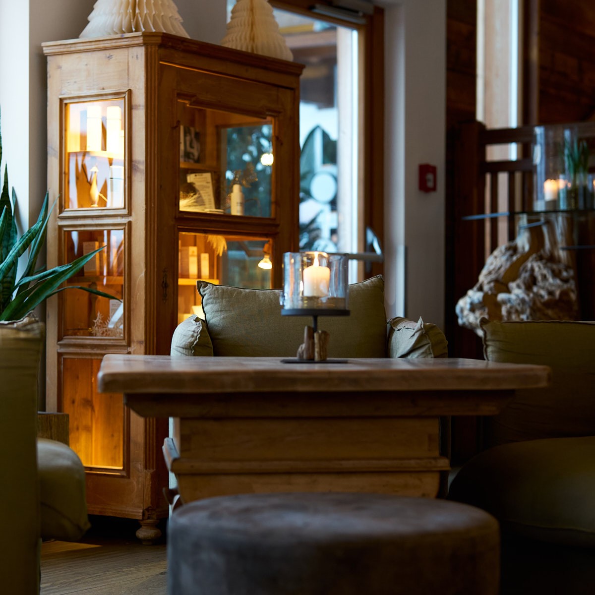 Gemütlicher Lounge-Bereich in einem Hotel mit warmem Licht und alpinem Ambiente – Tourismusfotografie für Hotellerie.