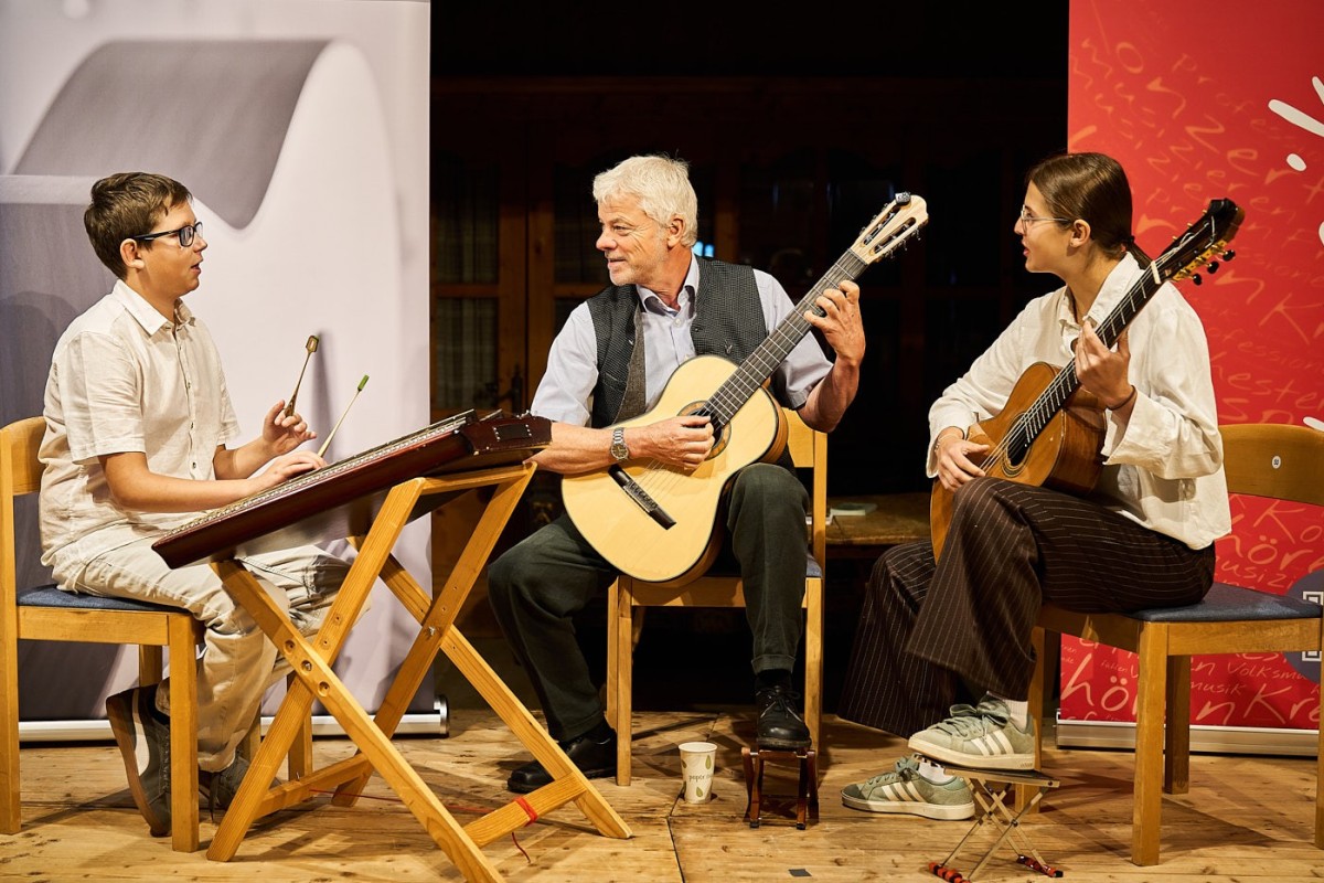 Musikalisches Ensemble bei einer Live-Aufführung – Eventfotografie eines generationsübergreifenden Konzerts mit Gitarrenmusik.