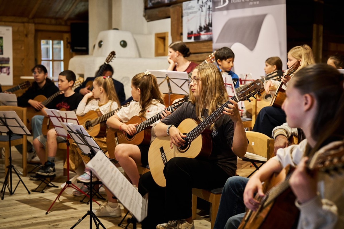 Jugendensemble bei einem Gitarrenkonzert – Eventfotografie einer musikalischen Aufführung mit jungen Musikerinnen und Musikern.