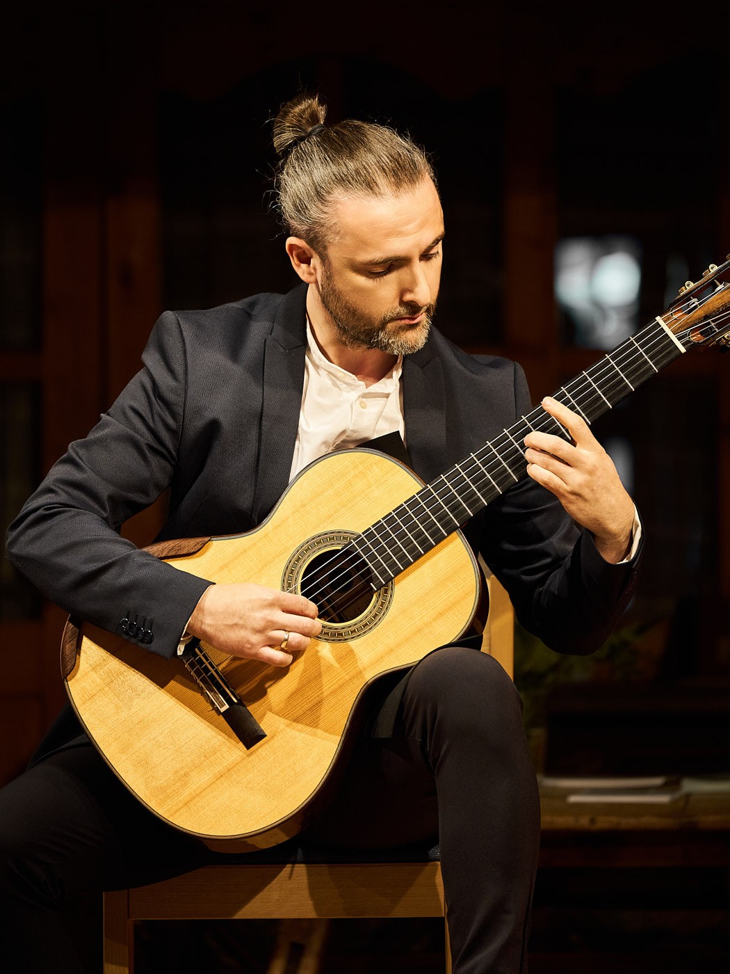 Meistergitarrist bei einem Konzert mit klassischer Gitarre – authentische Eventfotografie einer Musikveranstaltung.