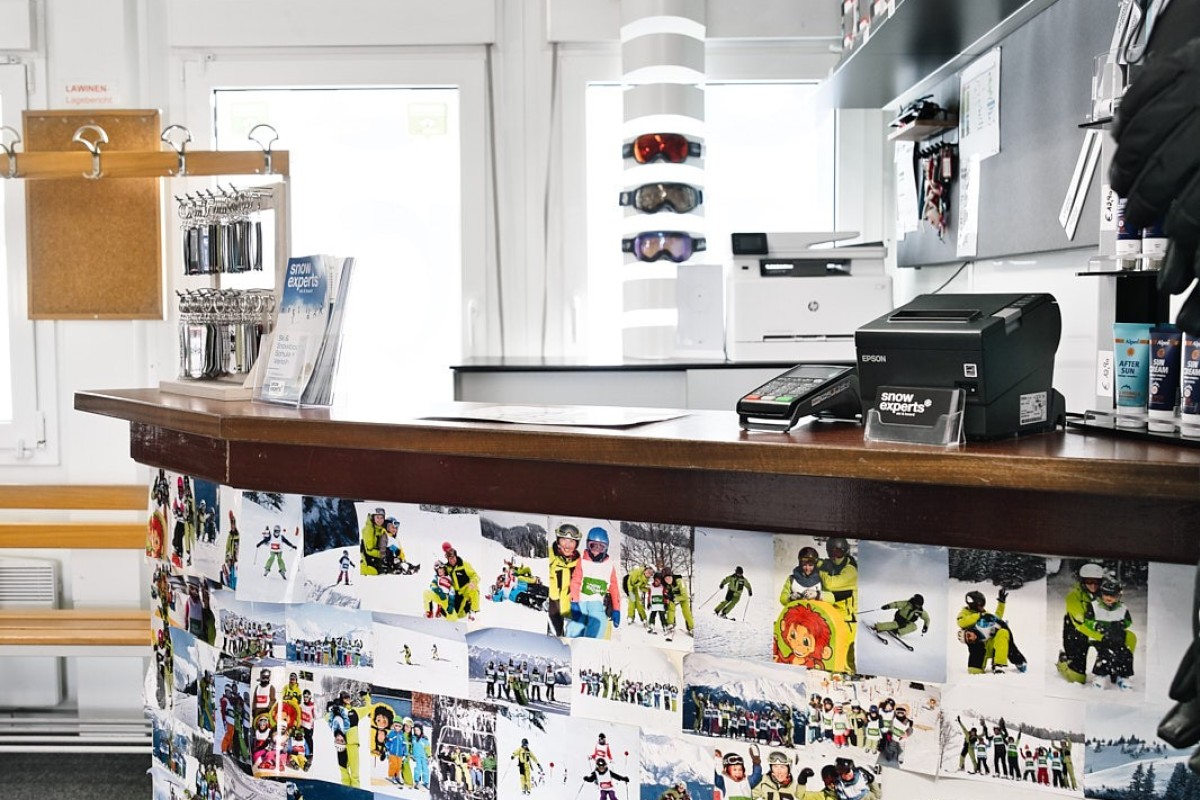 Authentische Imagefotografie eines modernen Ski Shops mit Erinnerungswand und Empfangsbereich, einladendes Ambiente für Outdoor Markenwelten