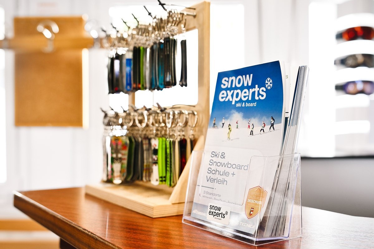 Authentische Imagefotografie in einem Sportgeschäft mit Sonnenbrillen und Prospekten, modernes Store Ambiente für Markenauftritt und Kundenerlebnis