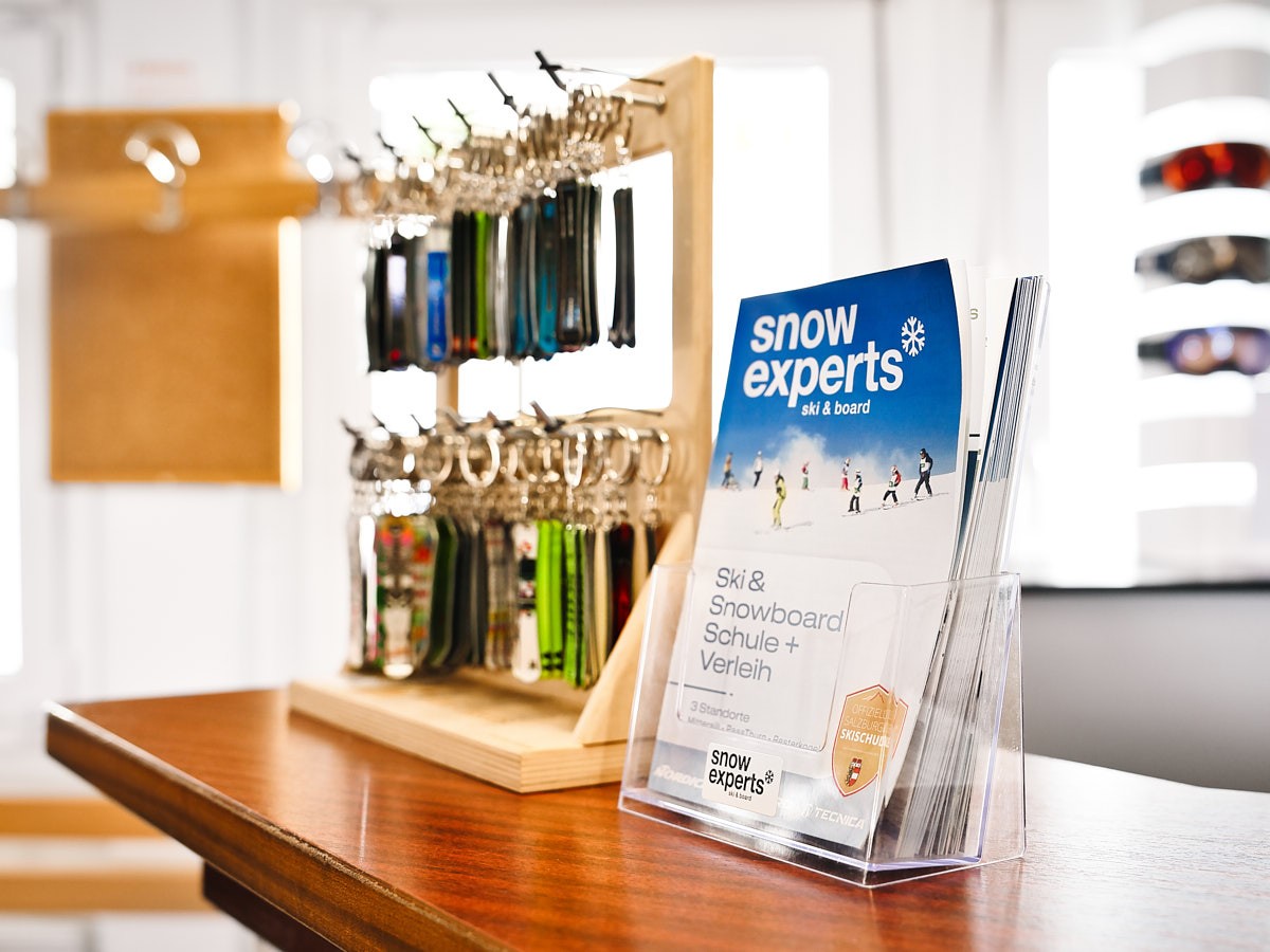 Authentische Imagefotografie in einem Sportgeschäft mit Sonnenbrillen und Prospekten, modernes Store Ambiente für Markenauftritt und Kundenerlebnis