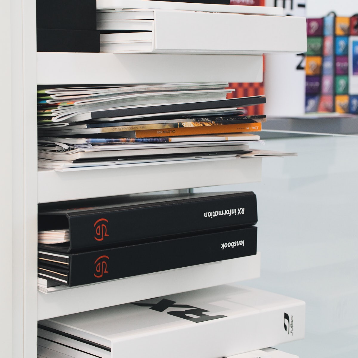 Authentische Imagefotografie eines modernen Showrooms mit Designmagazinen und Materialmustern, kreatives Ambiente für Markenauftritt