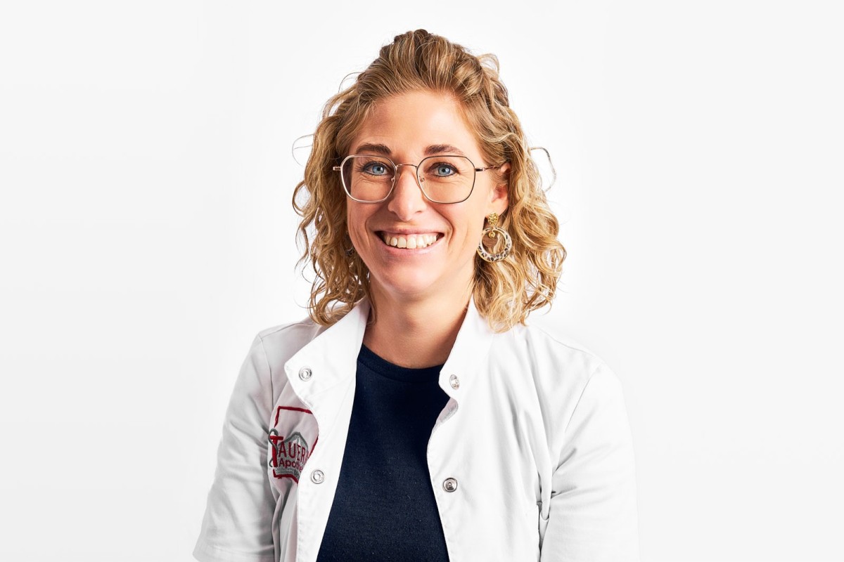 Portrait einer Apothekerin mit freundlichem Lächeln in moderner Arbeitskleidung – authentische Mitarbeiterfotografie für Apotheken.