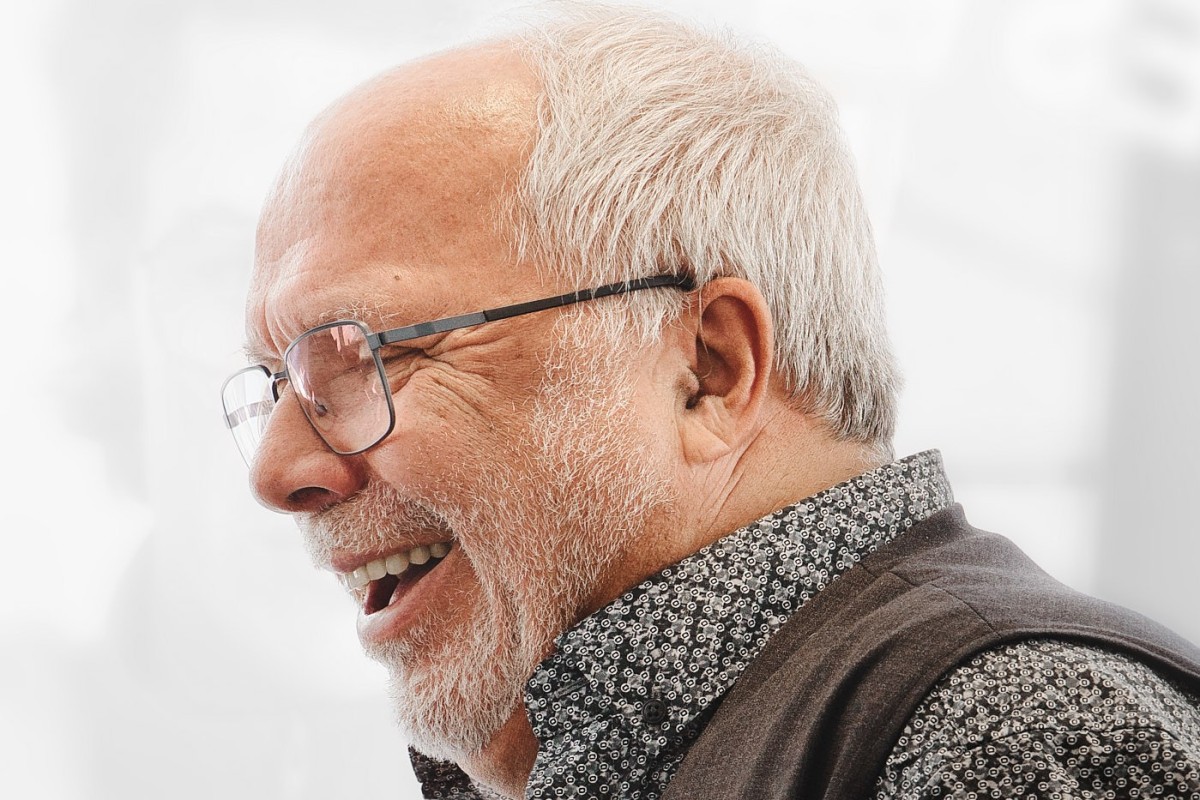 Mitarbeiterfoto eines Optikers mit Brille im Portrait – authentische Aufnahme aus dem Arbeitsalltag in der Augenoptik.