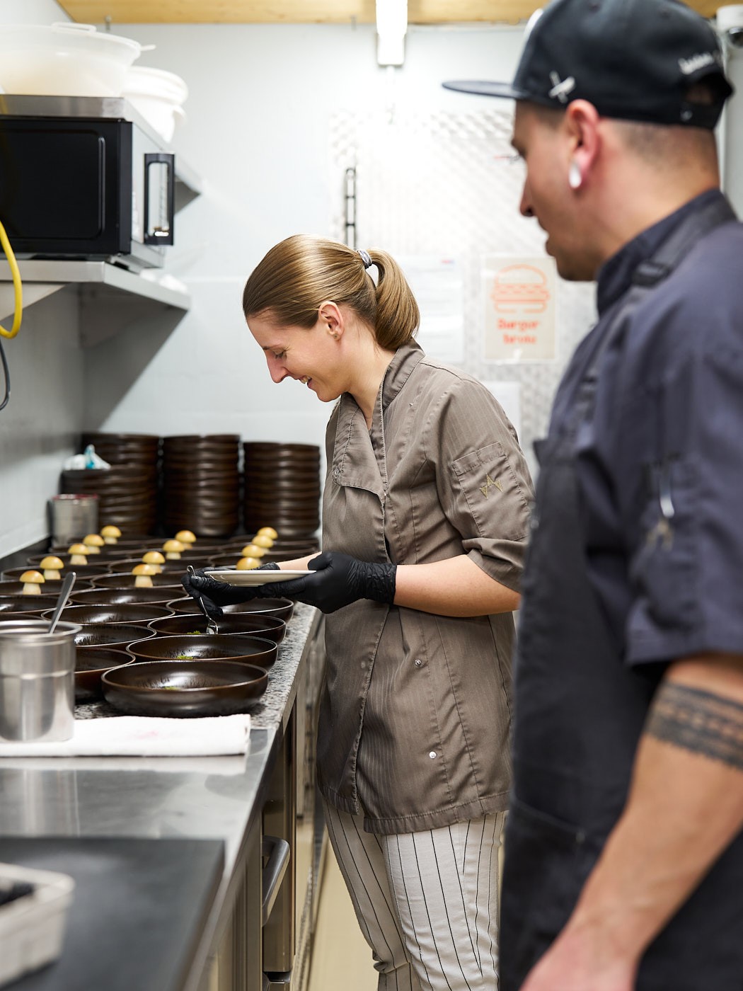Photografphy for teamwork and precision in the kitchen – authentic culinary moments crafted with passion and skill.