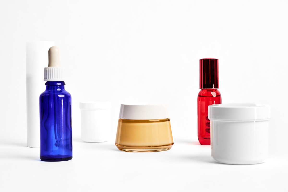 Moderne Produktfotografie von Kosmetikverpackungen mit Dropper Flasche, Creme und Flakon, Studio Setup auf weißem Hintergrund für Beauty Branding