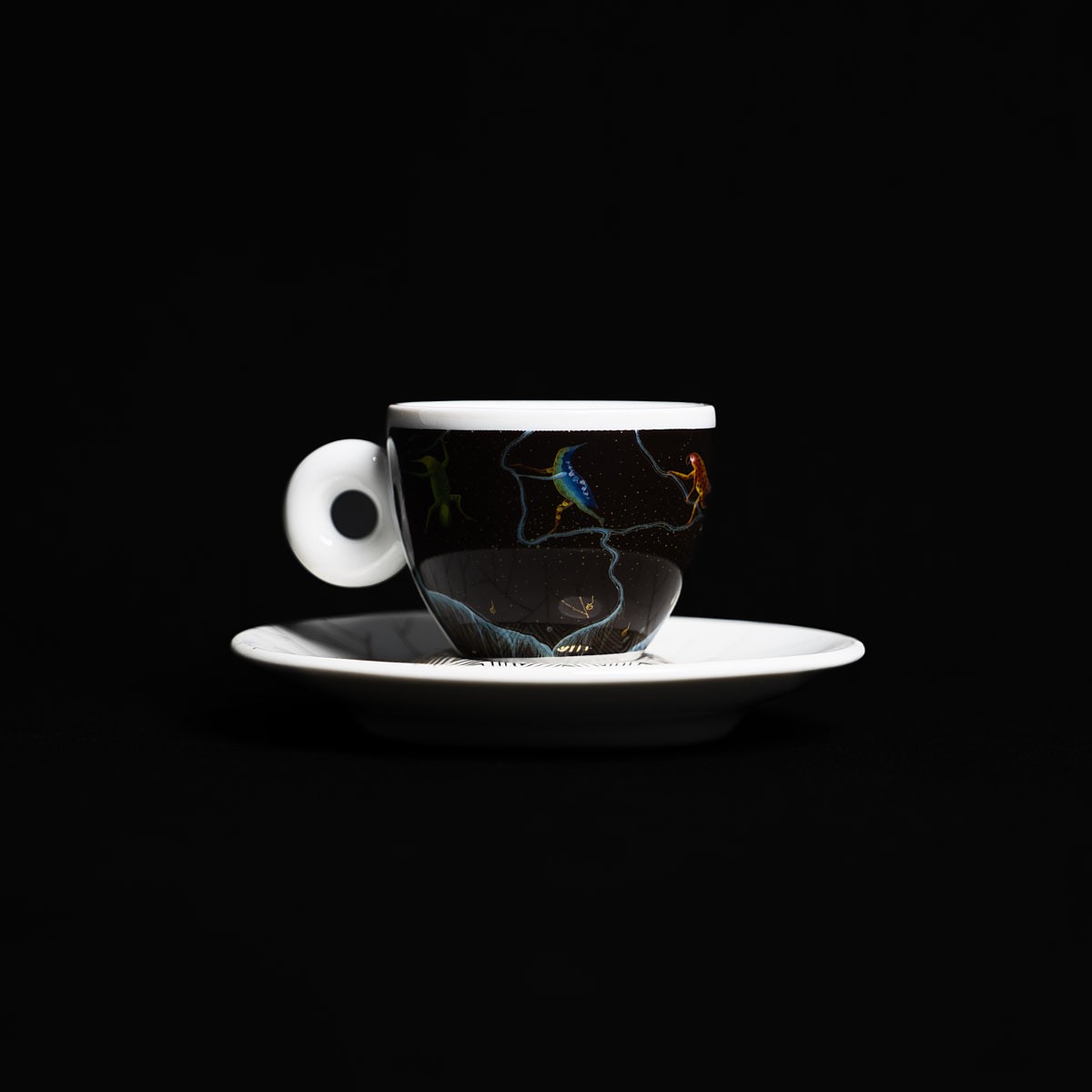 Stilvolle Produktfotografie einer Espressotasse mit Untertasse auf schwarzem Hintergrund, dramatisches Licht und edles Design
