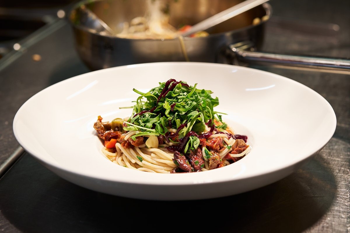 Hochwertige Foodfotografie modern angerichtet im Restaurant, natürliches Licht und stilvolles Styling für Gastronomie Marketing