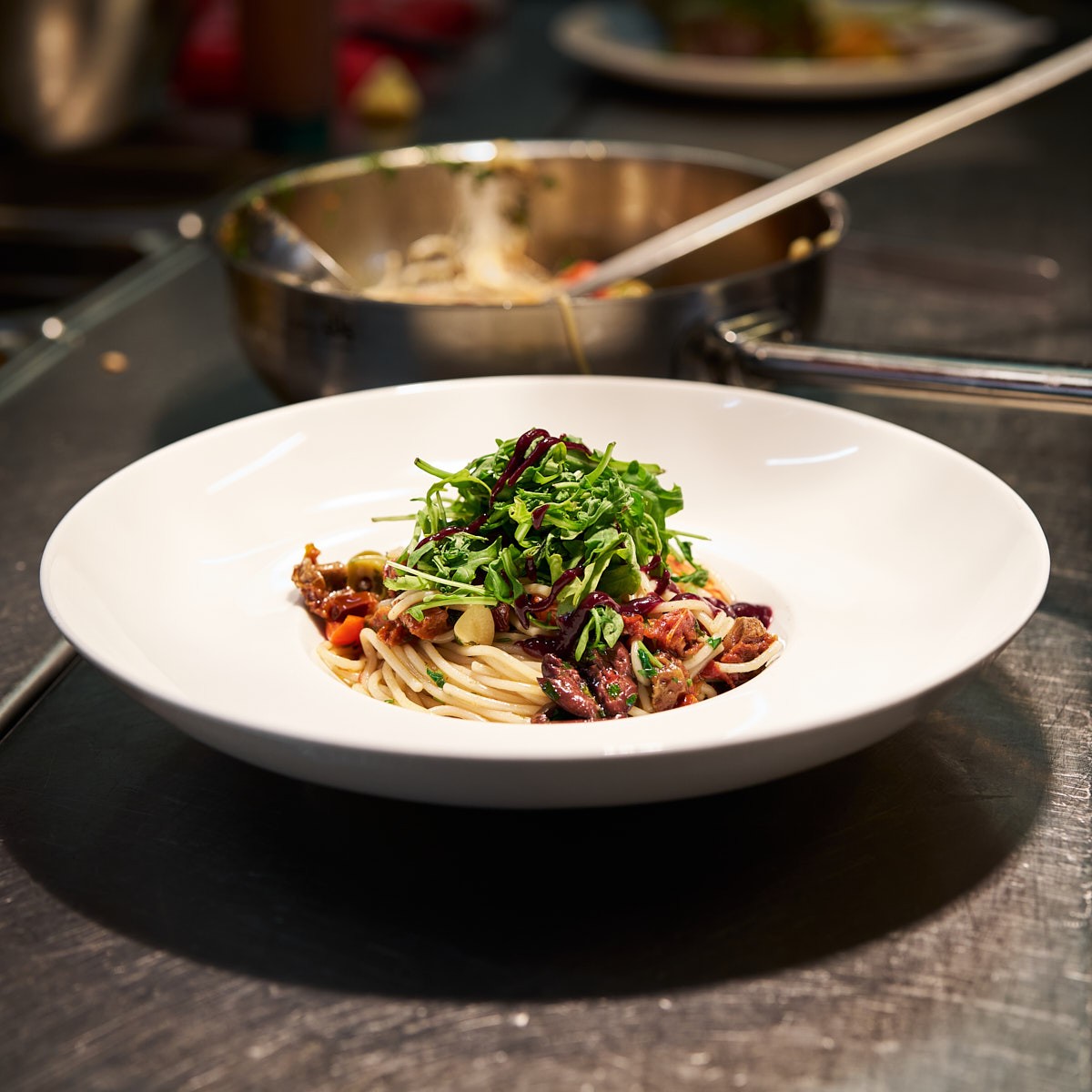 Hochwertige Foodfotografie modern angerichtet im Restaurant, natürliches Licht und stilvolles Styling für Gastronomie Marketing