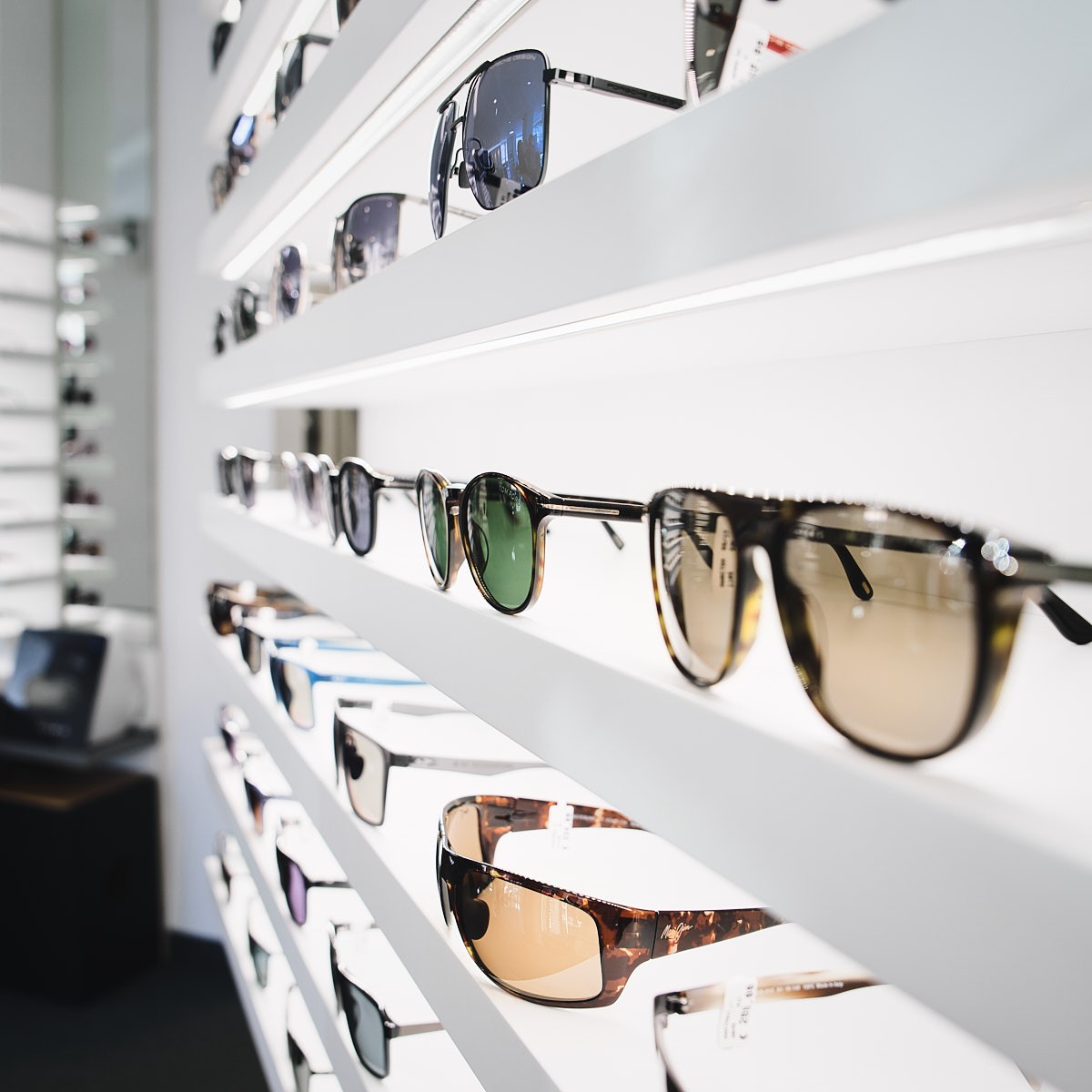 Hochwertige Lifestyle-Produktfotografie von Sonnenbrillen im modernen Store Display, ideal für Retail und Markeninszenierung