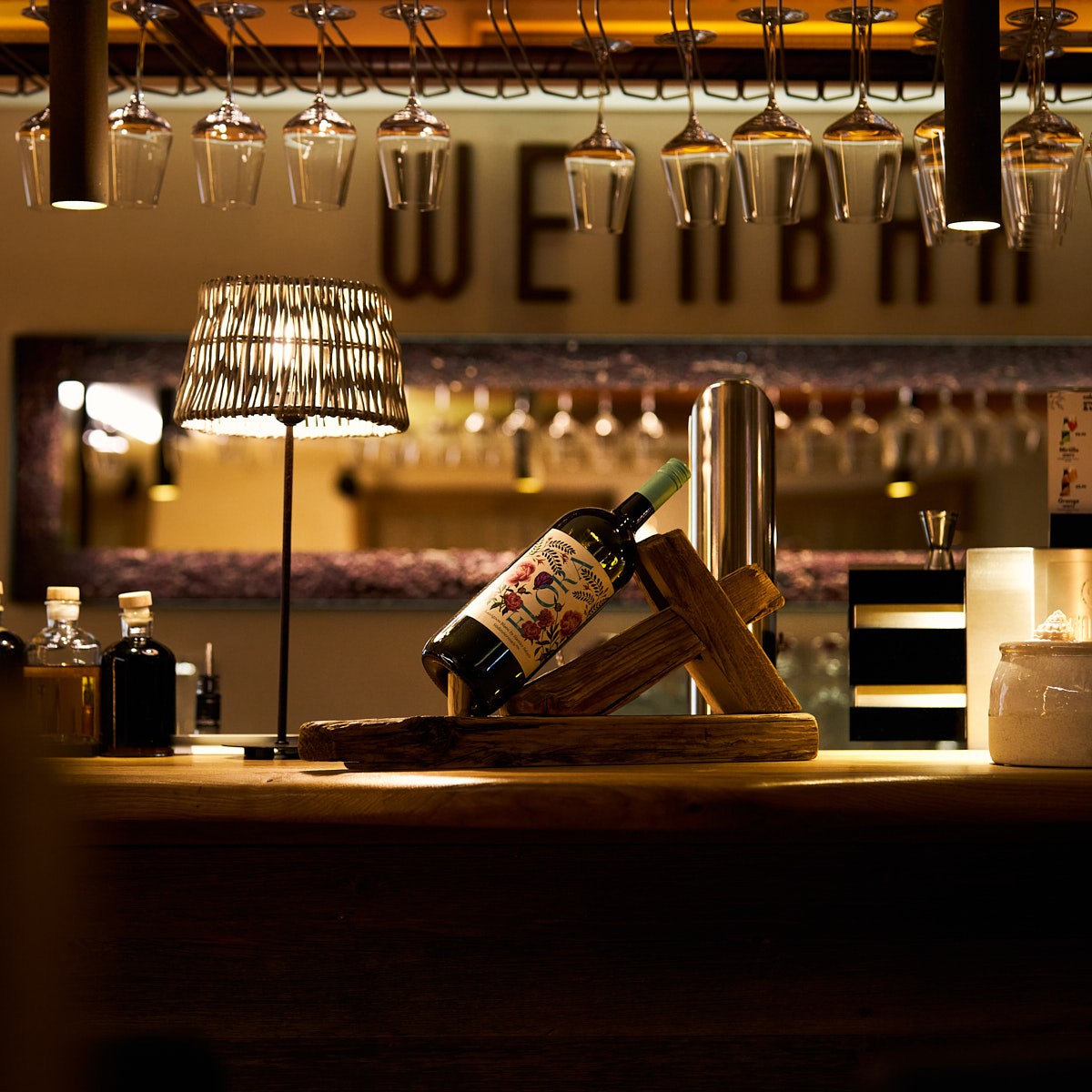 Atmosphärische Bar- und Restaurantaufnahme im Hotel – Businessfotografie für Hotellerie, Gastronomie und Innenraumdarstellung.