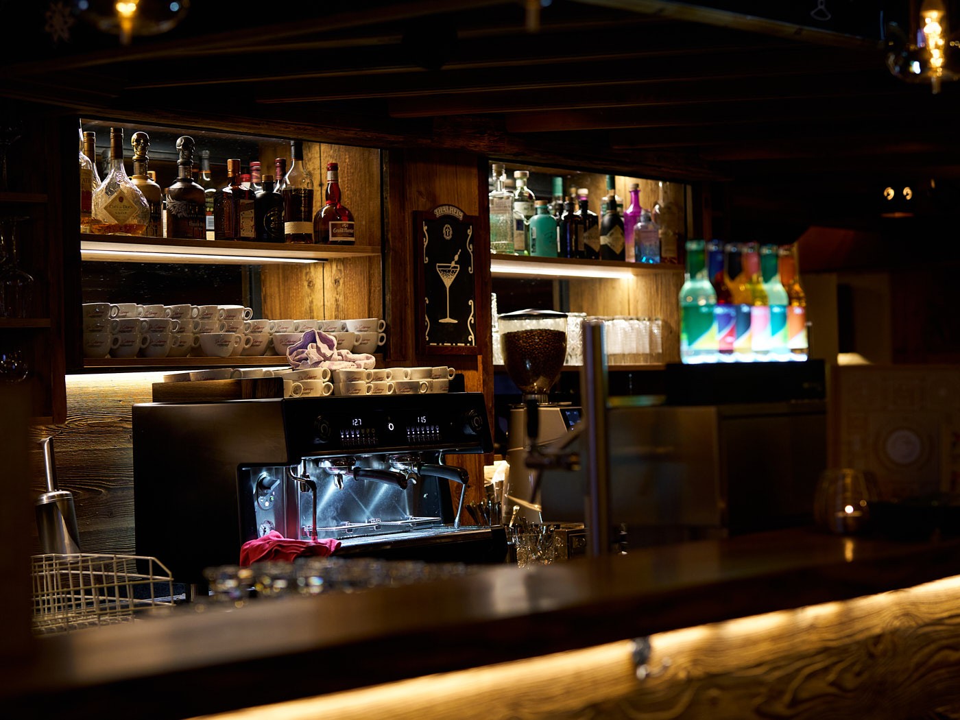Stimmungsvolle Bar- und Loungeaufnahme in der Hotellerie – Businessfotografie für Gastronomie, Ambiente und Innenarchitektur.